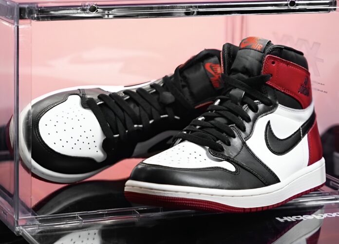 jordan 1 black toe green