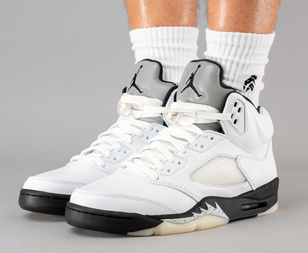 Jordan retro white and black best sale