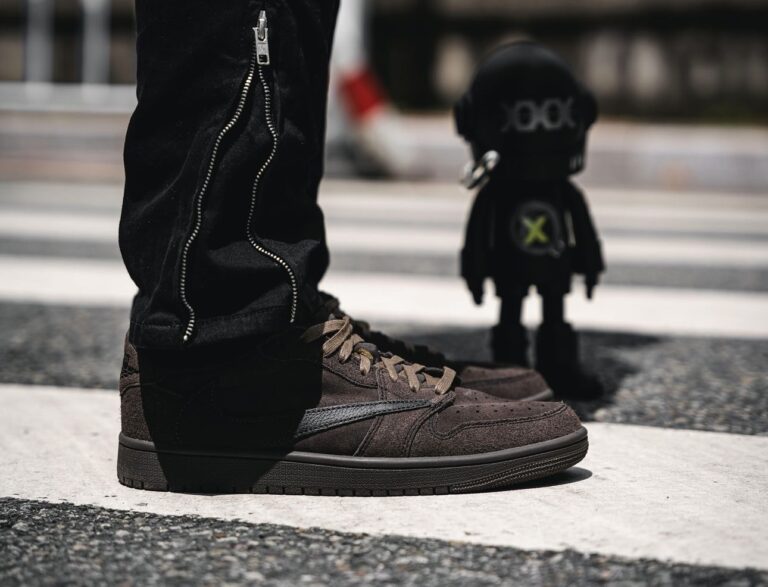 travis scott jordan 1 velcro pocket