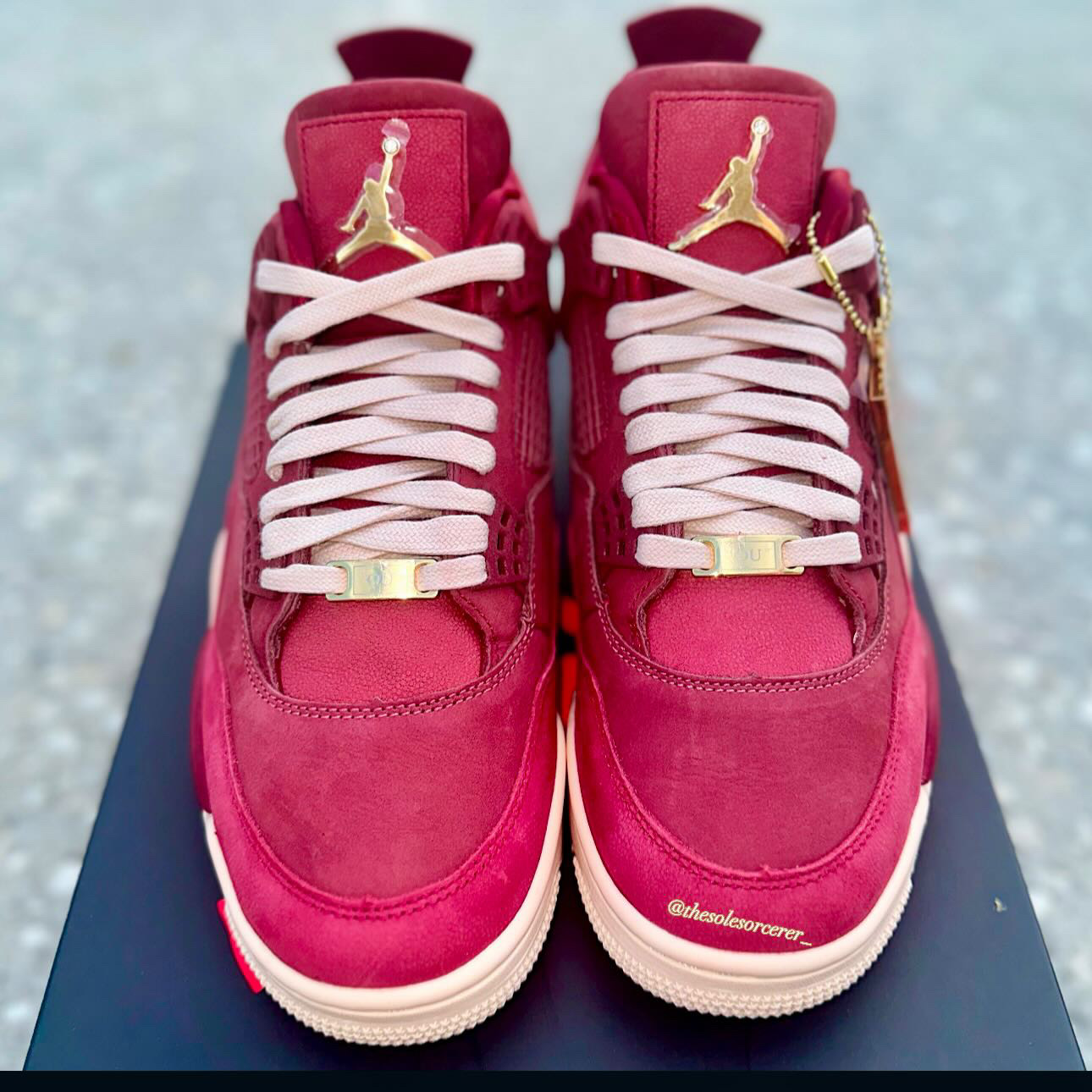 Front view of the Air Jordan 4 Oklahoma Sooners PE with cream laces and gold lace dubraes