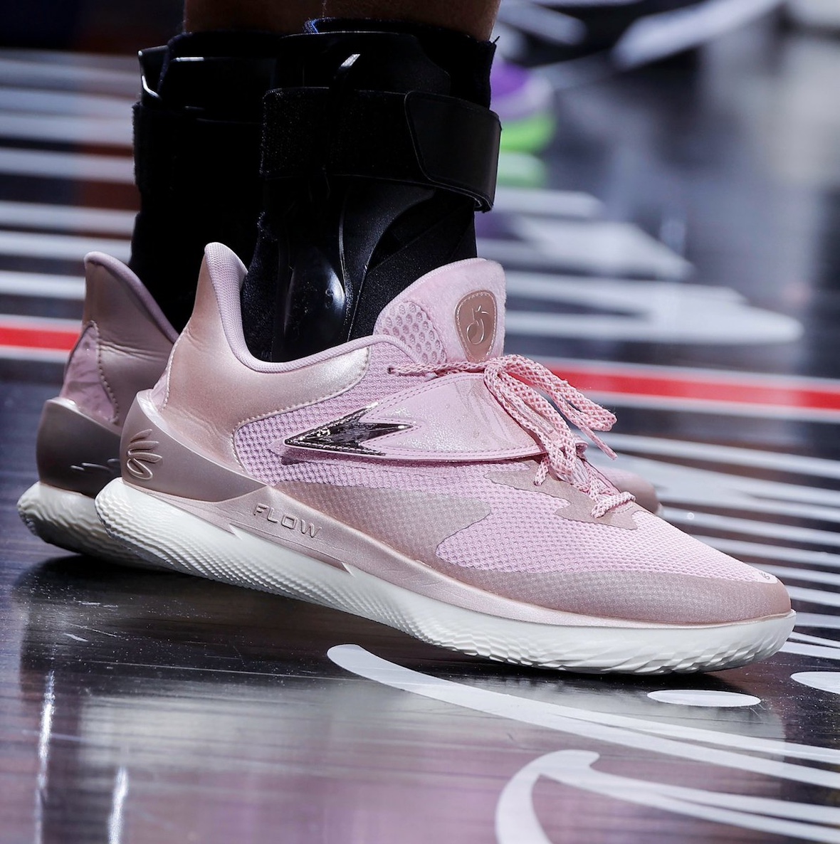 On-court action shot of De’Aaron Fox wearing the Curry Fox 1 Reign Rose