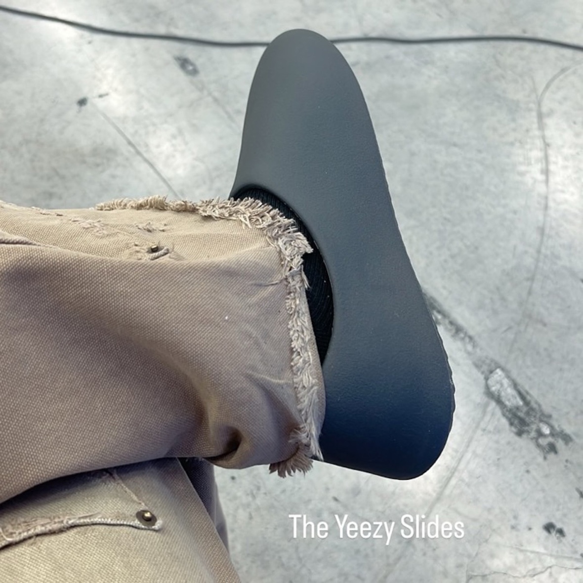 adidas × Kanye West】YEEZY SLIDE “ENFORA” | UP TO DATE