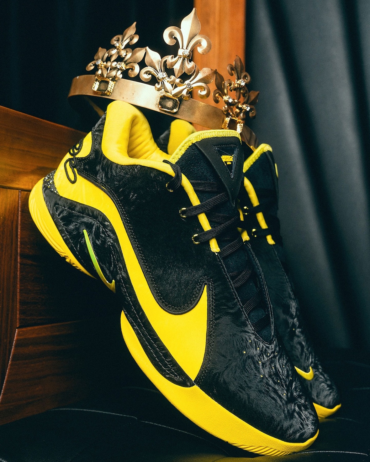 Nike LeBron 22 "Oregon Ducks" PE in Black and Yellow with a gold crown placed above.