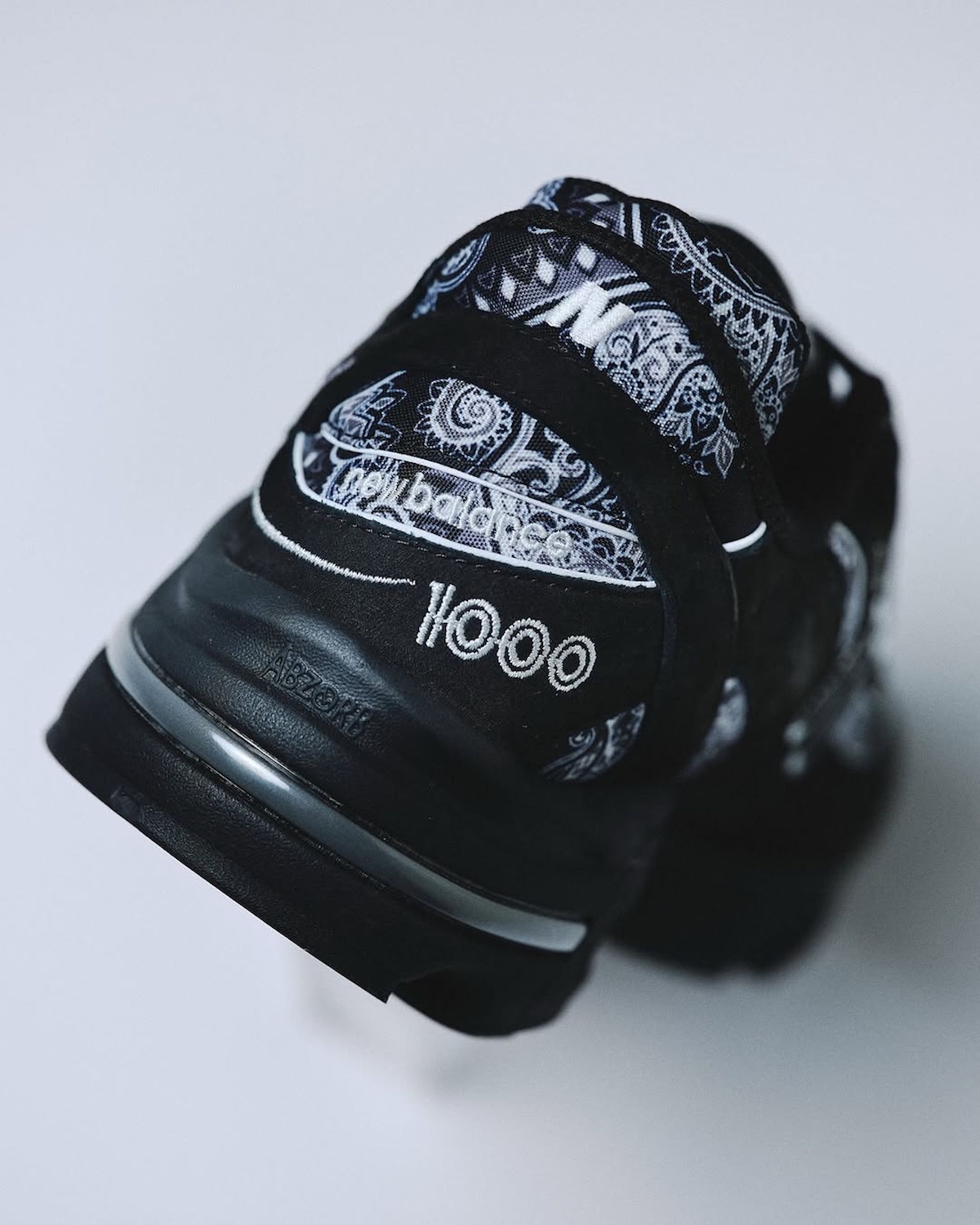 Back heel of the atmos New Balance 1000 Bandhnu displaying the 1000 text