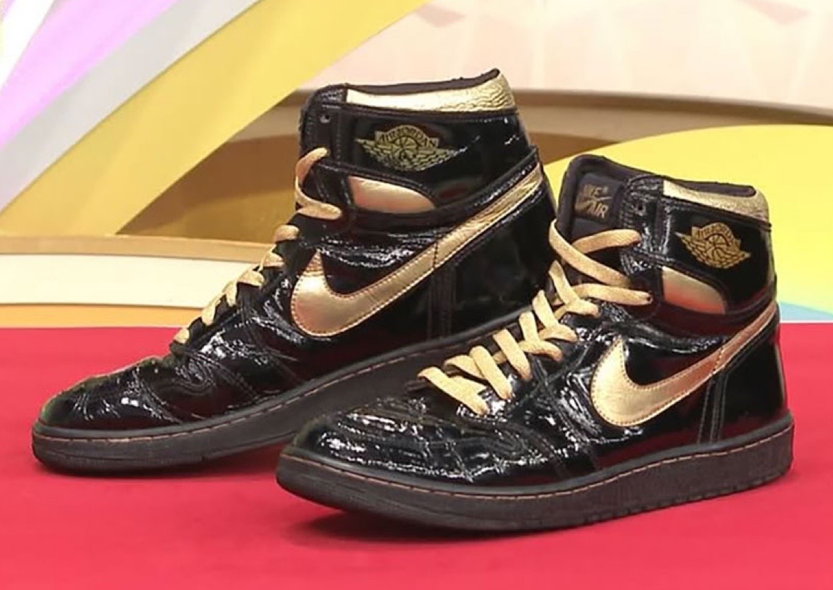 The Rare Air Jordan 1 Black & Gold 1985 Sample Resurfaces