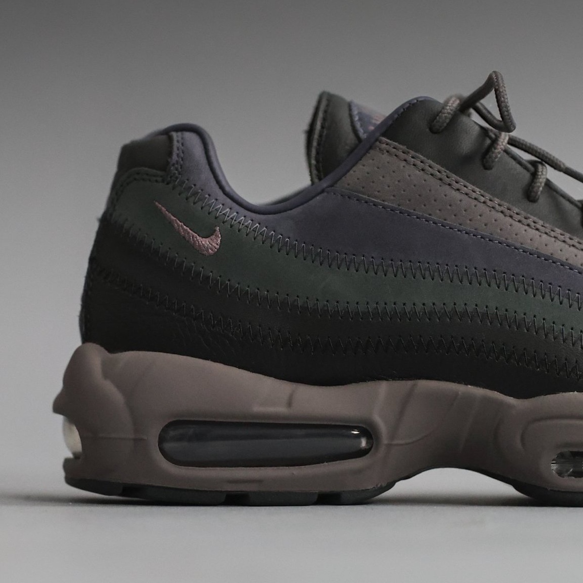 La colaboración A Ma Maniere x Nike Air Max 95 “Hand Wash Cold” se lanzará en verano de 2025.
