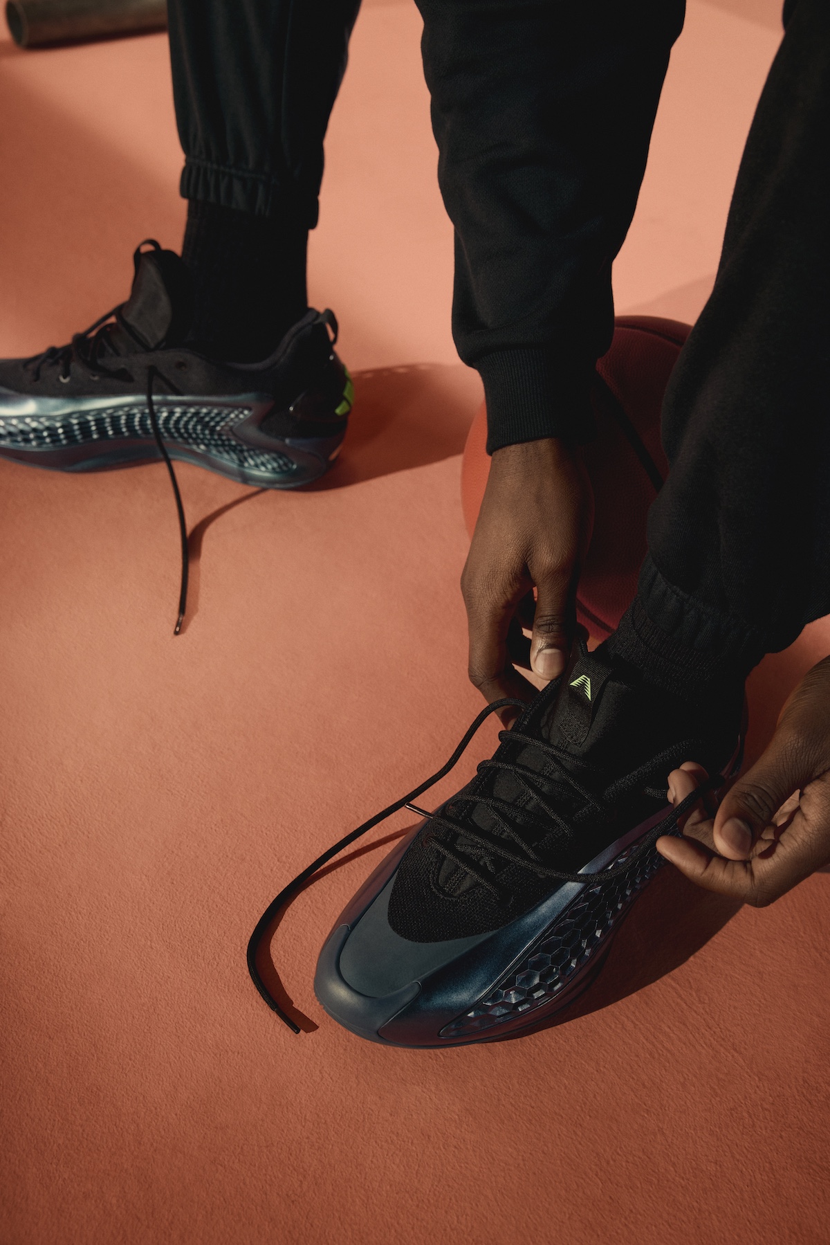 Le adidas Anthony Edwards 1 Low “Arctic Night” saranno disponibili a marzo 2025.
