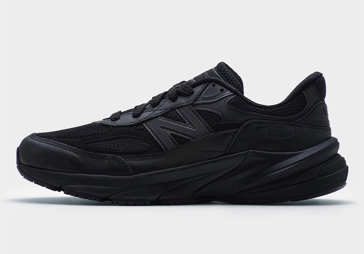 La colaboración COMME des GARÇONS HOMME x New Balance 990v6 se lanzará en marzo de 2025.
