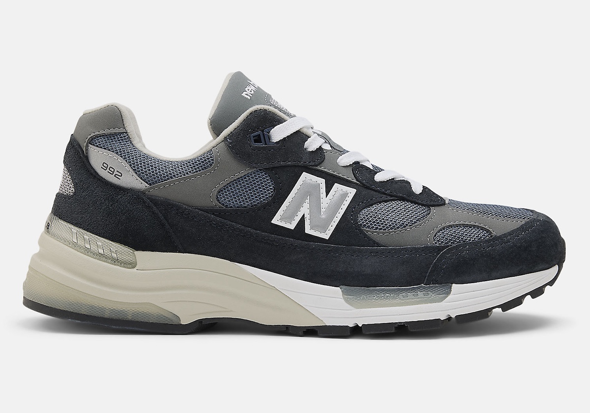 Side view of the New Balance 992 Navy with white midsole and black outsole