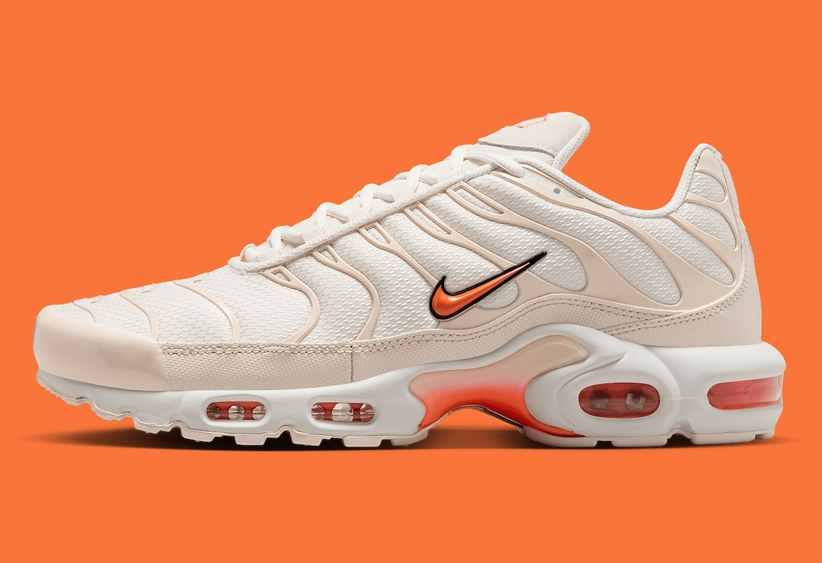 Le Nike Air Max Plus “Phantom/Safety Orange” usciranno nella primavera del 2025.
