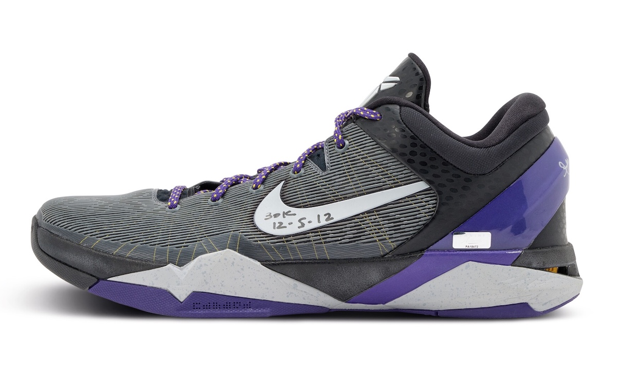 Subasta de Sotheby’s de las Nike Kobe 7 de Kobe Bryant de 30,000 puntos.
