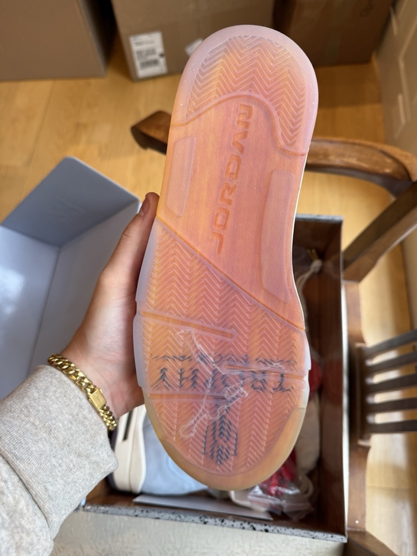 Translucent outsole featuring a wood-grain pattern inspired by MJ’s trophy room flooring.