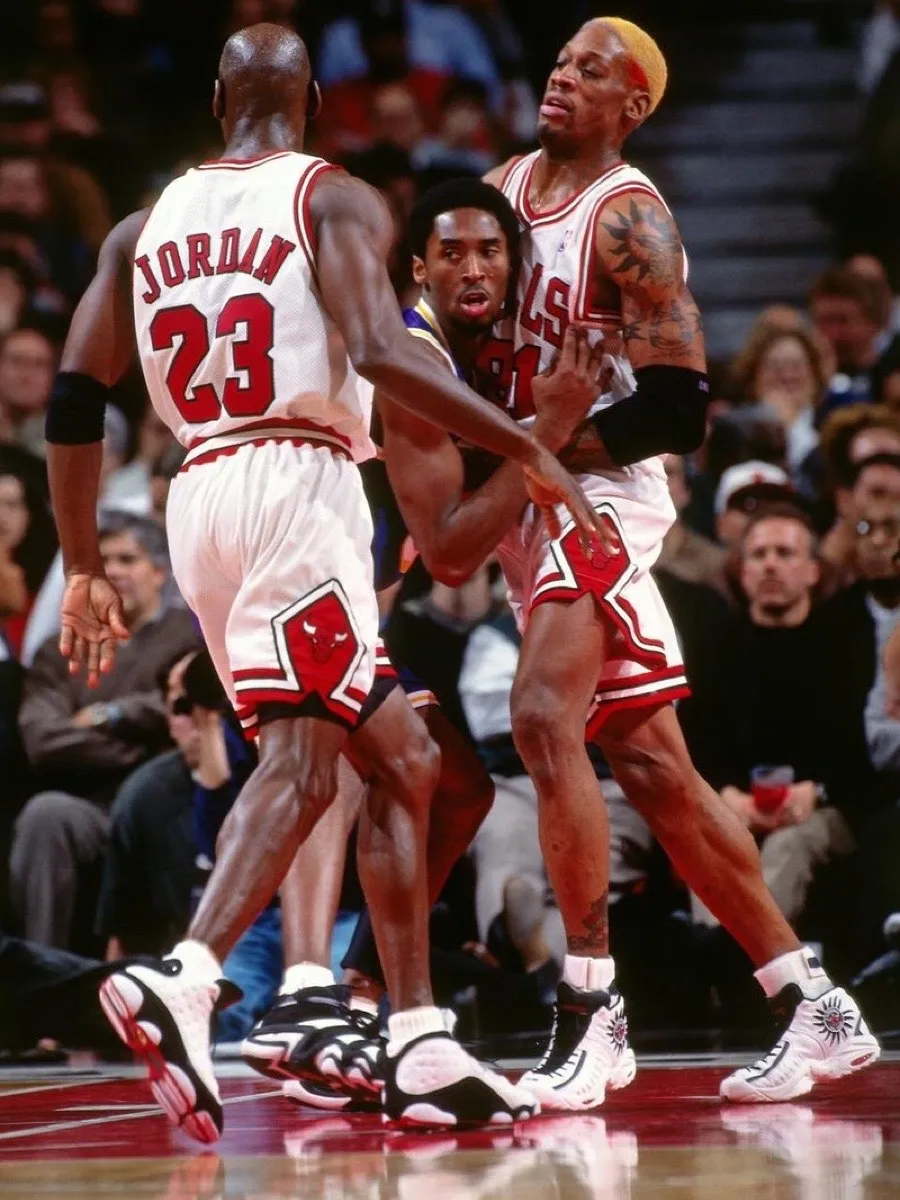 Michael Jordan wearing the Air Jordan 13 He Got Game while guarding Kobe Bryant