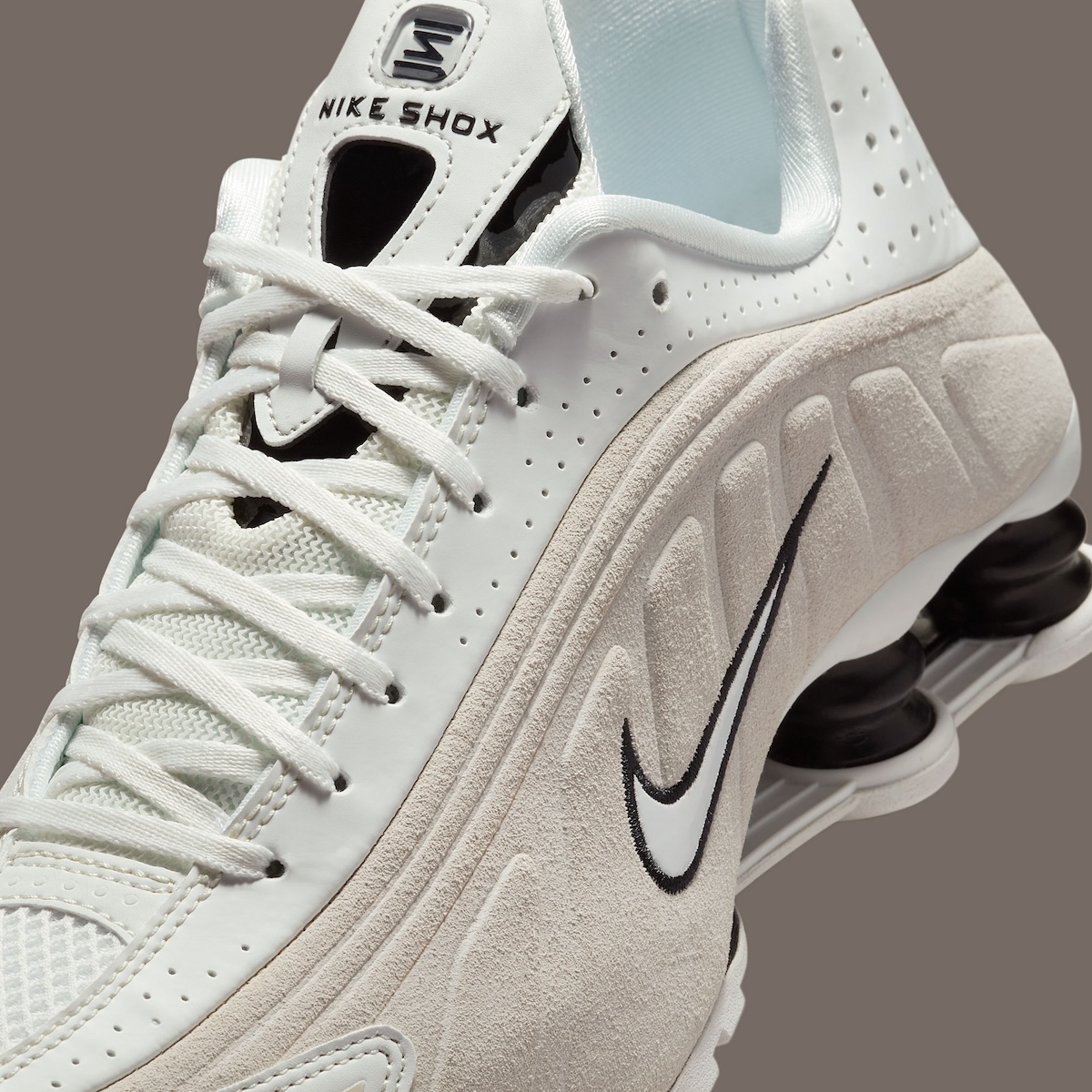 ★ナイキ★HQ7739-100★Nike Shox R4★ユニセックス★大人気★ Nike Shox R4 Suede 