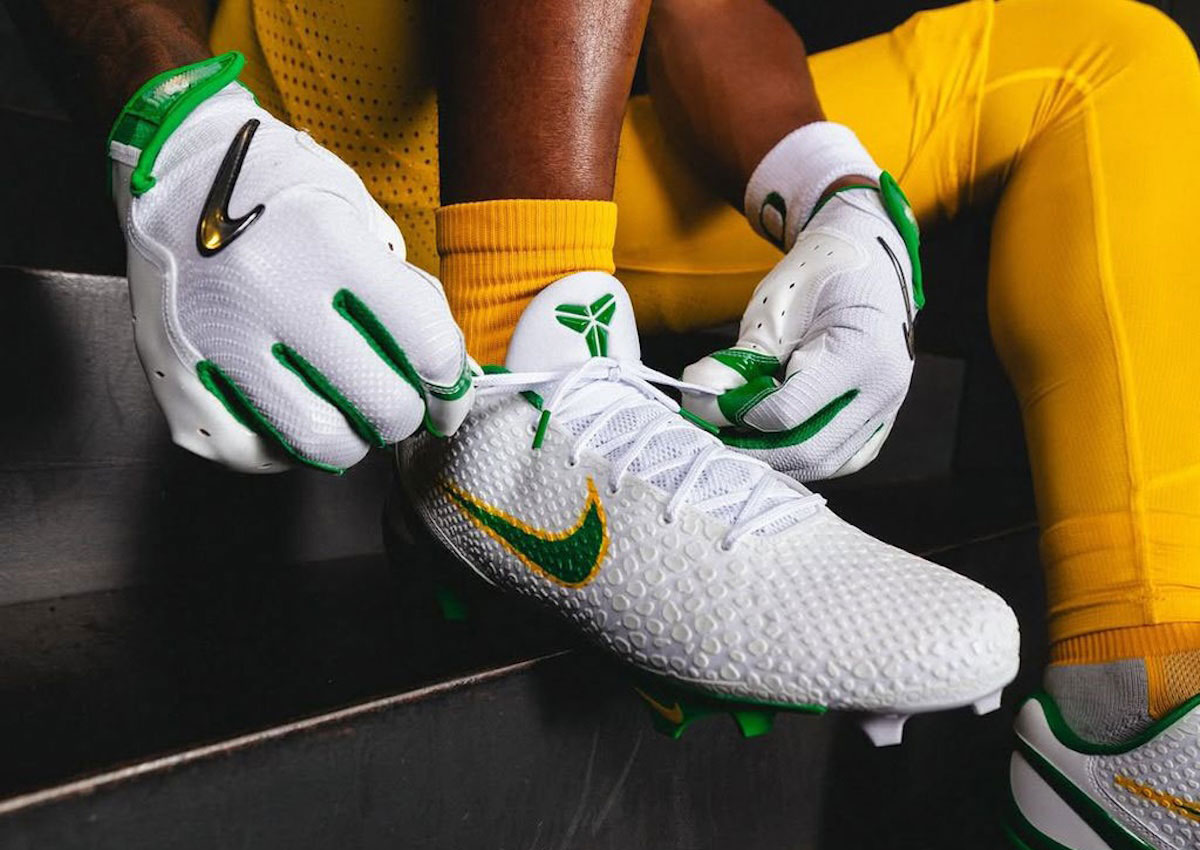 Oregon Ducks Ready To Hit The Field in Bold Nike Kobe 6 Cleats
