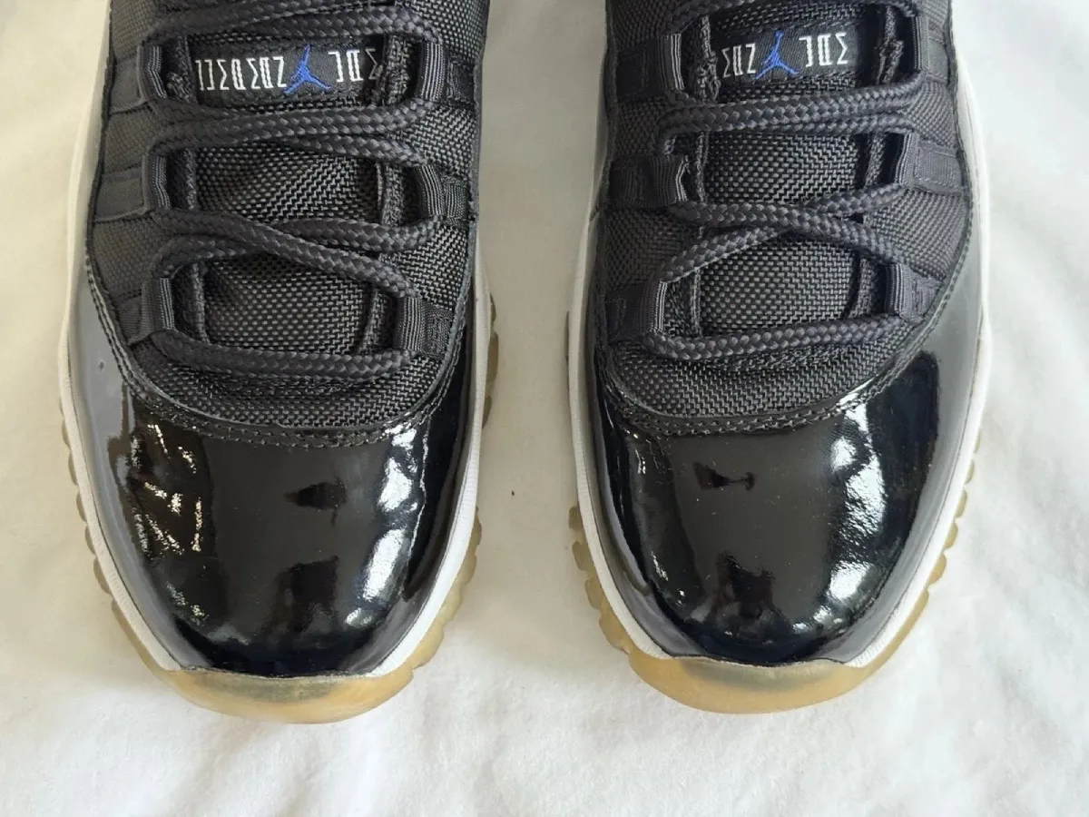 Jumpman Jam tongue branding on the original 2000 Air Jordan 11 Space Jam release