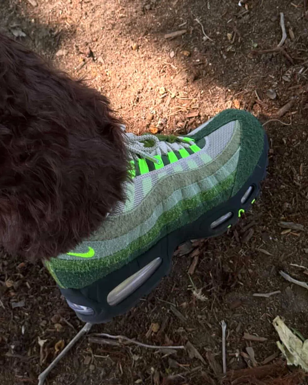 Oregon Ducks x Nike Air Max 95 The Woods on-foot side view
