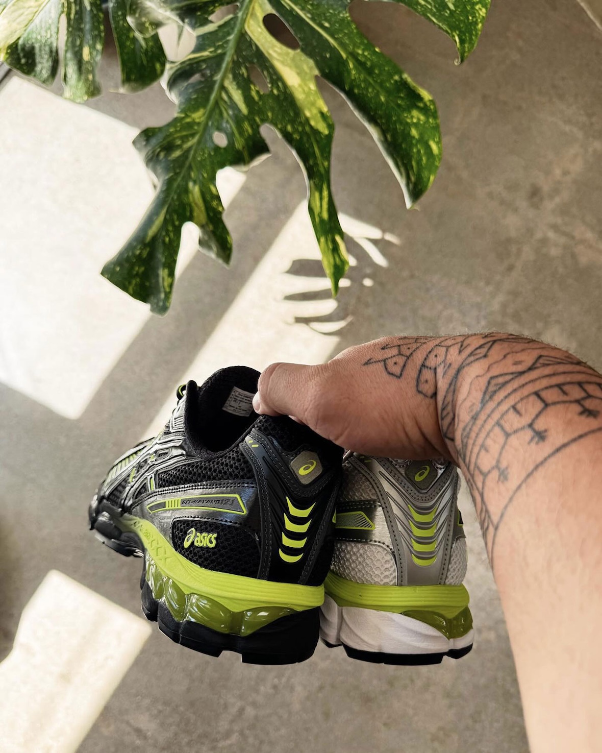 Albino & Preto x ASICS GEL-Kayano 12.1 collaboration featuring glossy black and light neutral uppers with volt gradient midsoles - detail view 2