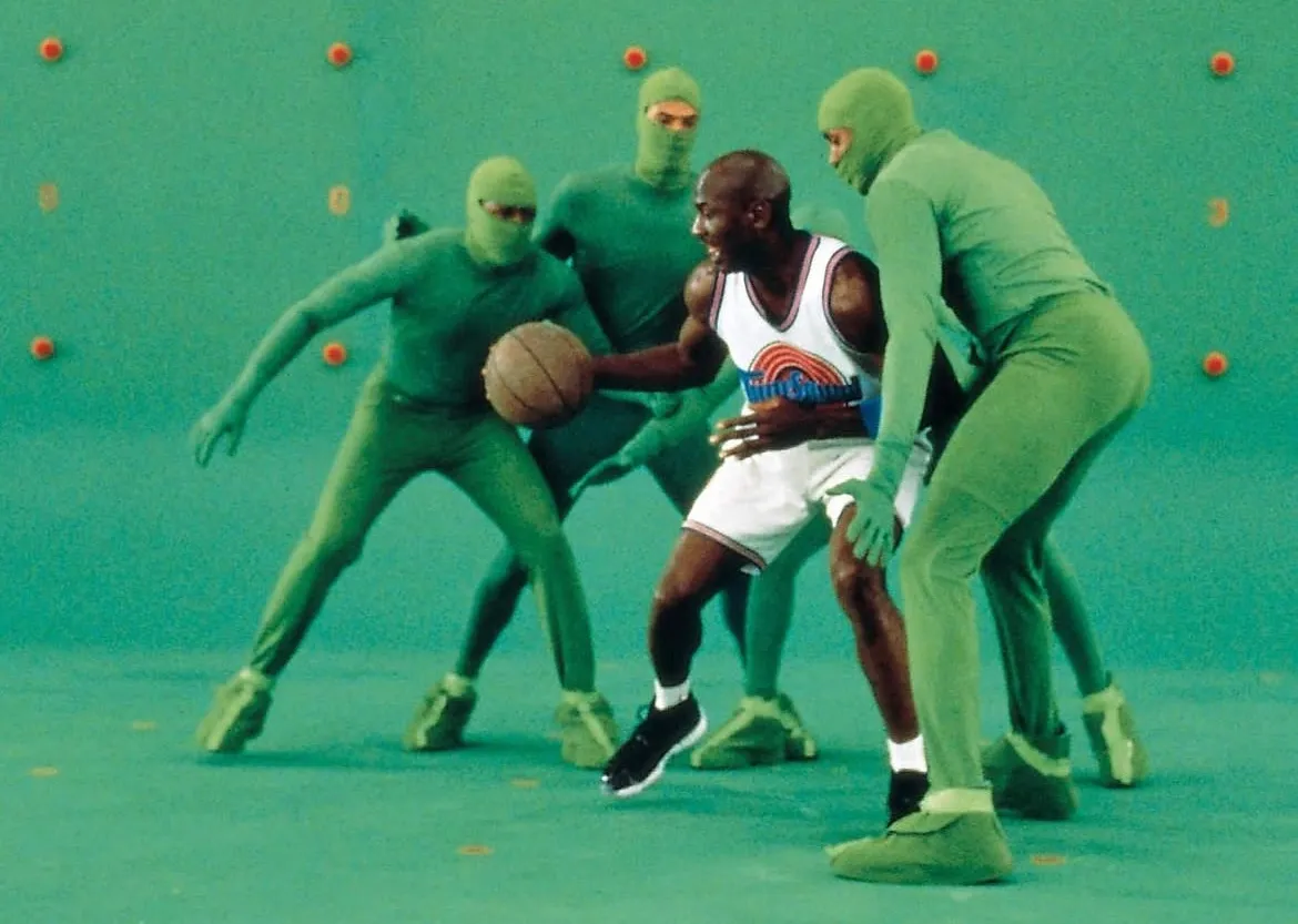Michael Jordan sur le tournage de Space Jam devant un fond vert