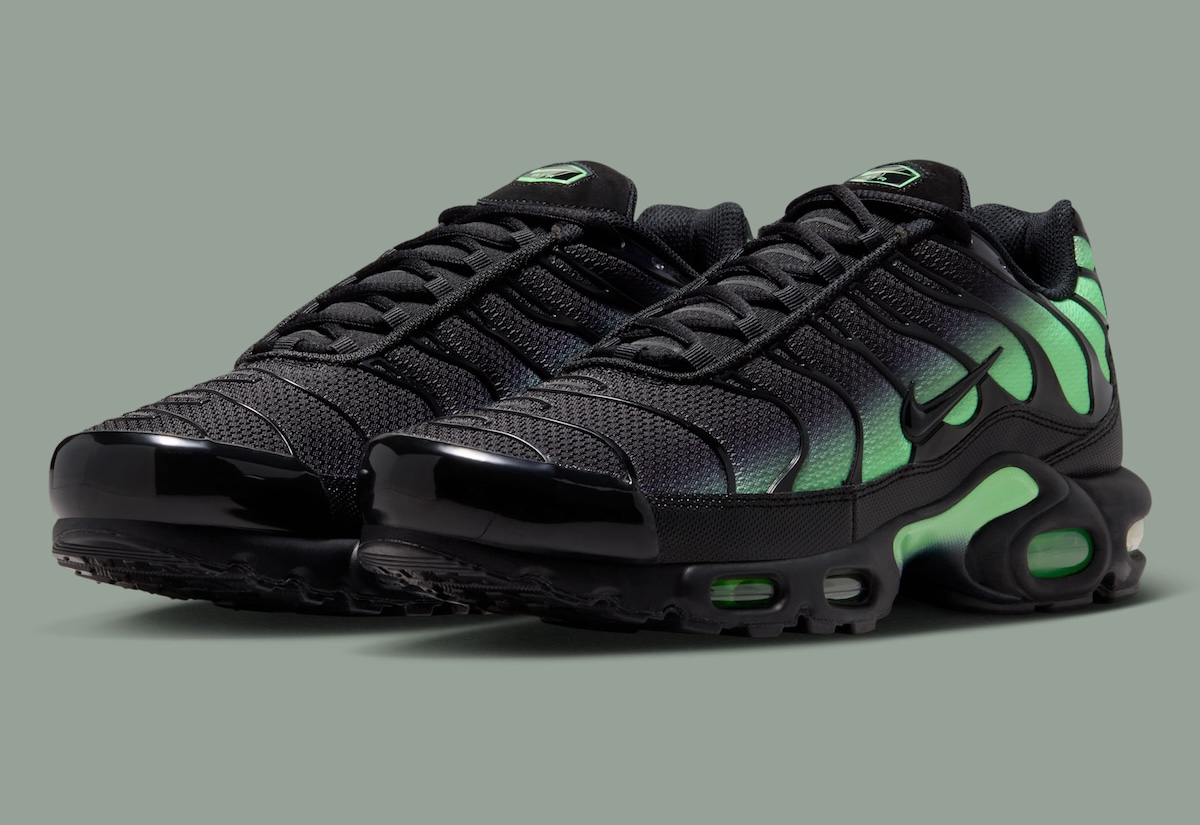 Nike Air Max Plus Goes Gradient Mixing Black and Illusion Green