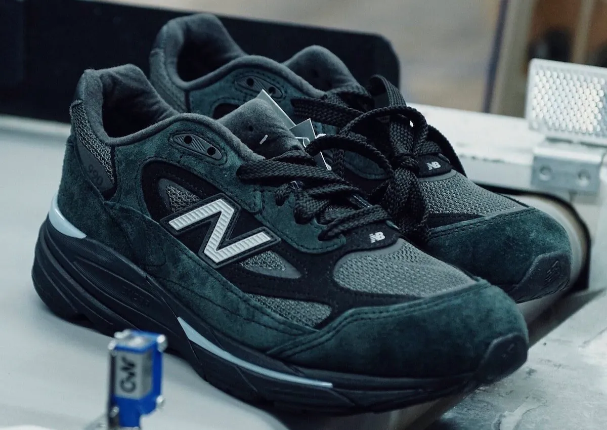 New Balance 990v7 “Black” First Look